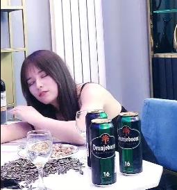 高颜值女同事G起来自拍视频1V-642M，爆火噱头摆拍颜值曝光，诱人中规中矩，下载观看