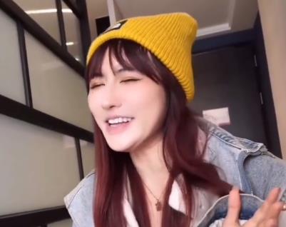 道具秀费爵娜回归最新作品1V700M，火爆肥胖，时长21分，真实回归待验证！