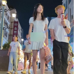 某站小雪街拍1部390MB超诱人