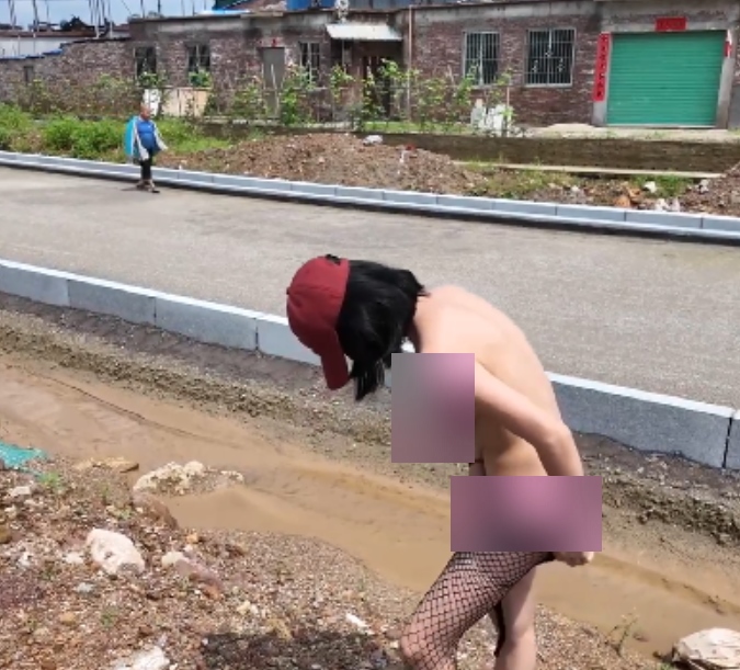 1.09GB劲爆cikaimoon红帽女户外诱惑2部