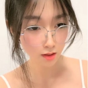 1V1090M00后乐园清纯眼镜妹私房太勾人