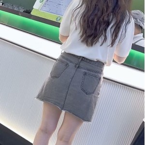 1部876.5MBKFC短裙少妇弯腰展示粉色无痕小裤够顶